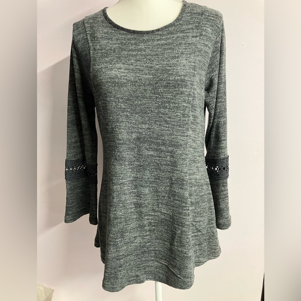 Women’s Pullover Tunic Top, Small-Med., Bell Sleeves, Gray, by Lildy, NWT